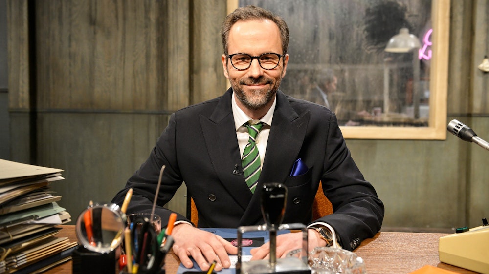 Komiker und Moderator Kurt Krömer in der Kullisse des Verhörraums seiner rbb-Show „Chez Krömer“.