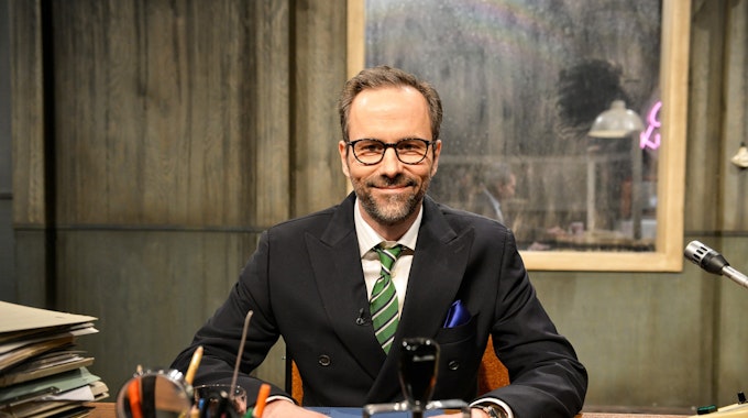 Komiker und Moderator Kurt Krömer in der Kullisse des Verhörraums seiner rbb-Show „Chez Krömer“.