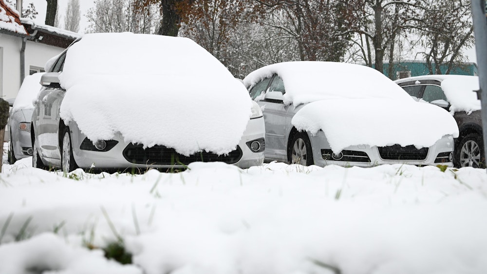 Schnee auf Autos in Köthen, Sachsen-Anhalt.