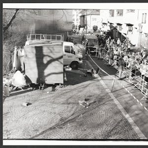 Zehn Meter vom Zugweg entfernt lag die ermordete Frau hinter einer Reibekuchenbude an der Albertusstraße - Foto vom 14.02.1988