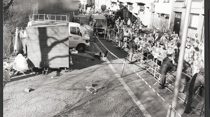Köln - Karneval - Karnevalssonntag 1988 - Mord - "Karnevalszug marschiert an Frauenleiche vorbei" - 10 Meter vom Zugweg entfernt vom Zugweg liegt eine ermordete Frau hinter einer Reibekuchenbude an der Albertusstraße - Foto vom 14.02.1988