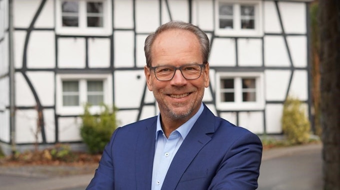 Das Foto zeigt Volker Mießeler, Bürgermeister von Bergheim. Er fürchtet höhere Steuern ab 2024.