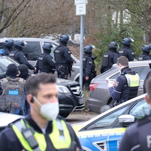 Polizeikräfte stehen vor dem Heinrich-Böll-Gymnasium in Köln.