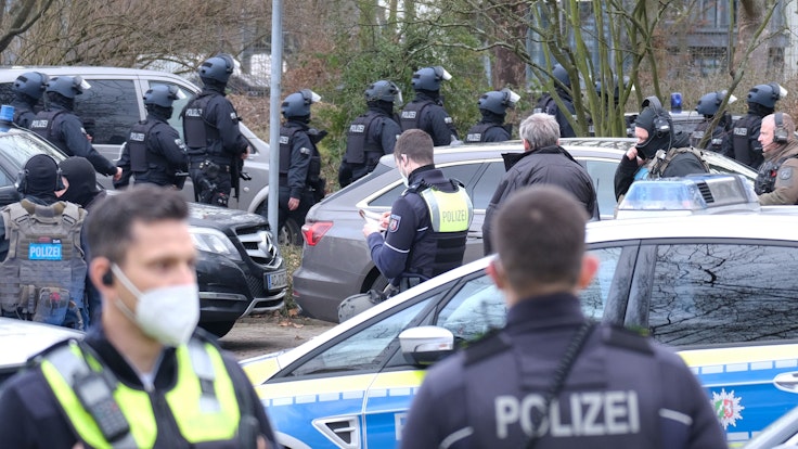 Polizeikräfte stehen vor dem Heinrich-Böll-Gymnasium in Köln.