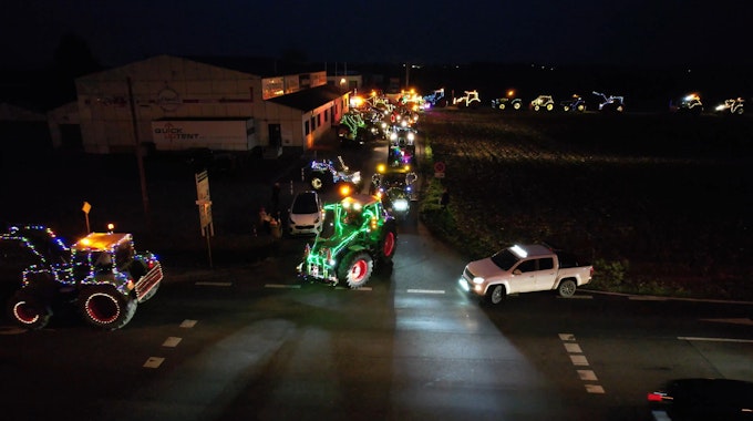Mit Lichterketten geschmückte Traktoren fahren durch Wißkirchen.&nbsp;