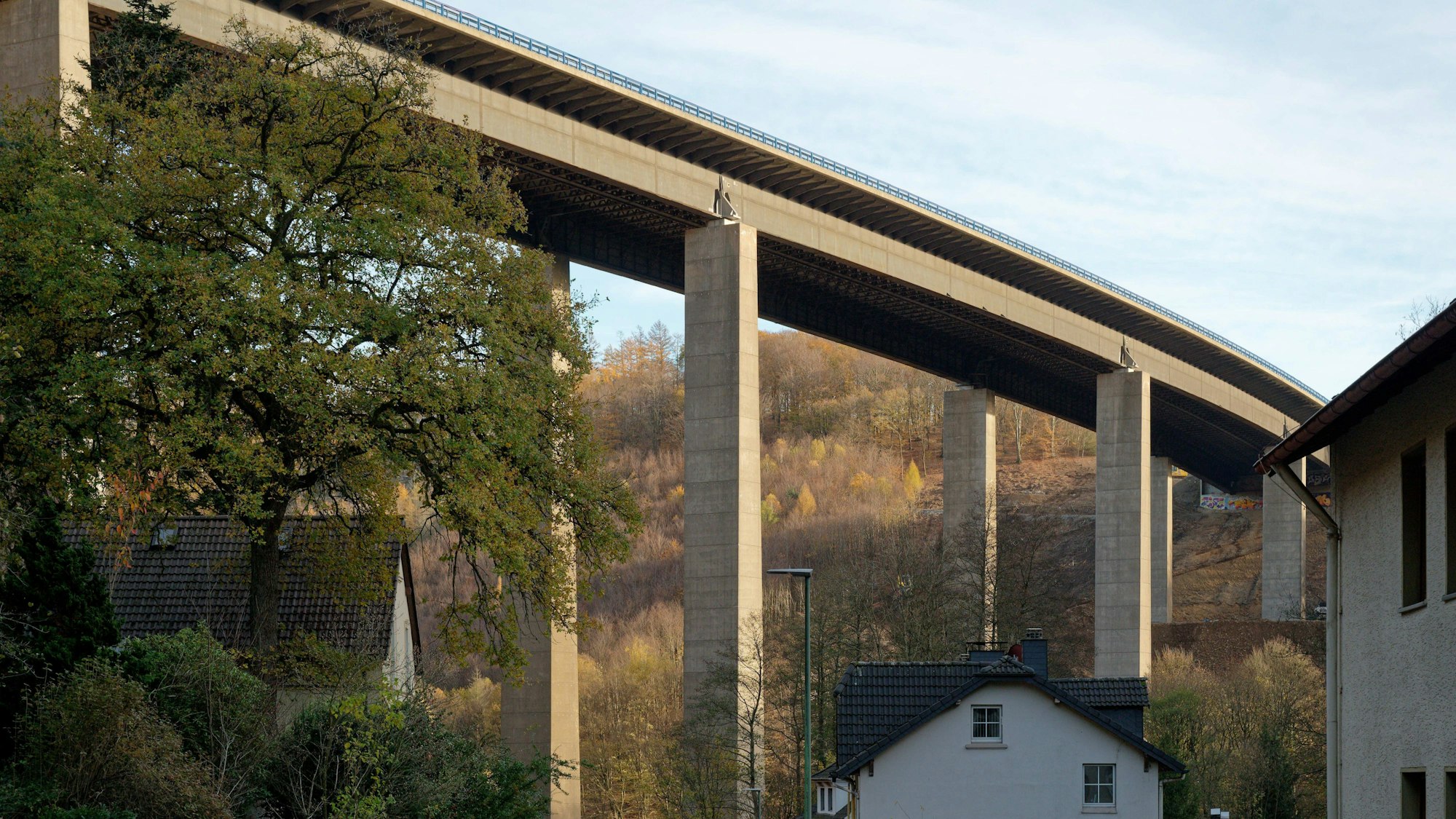 Die baufällige Talbrücke Rahmede führt die Autobahn A45 über das Tal des Flüsschens Rahmede.