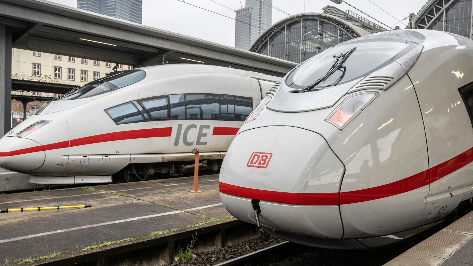 Der neue ICE 3neo (r.) steht neben einem alten Modell auf einem Gleis am Hauptbahnhof in Frankfurt. Zu sehen ist die Vorderseite des Schnellzugs in weiß mit roter Schrift.