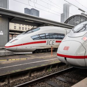 Der neue ICE 3neo (r.) steht neben einem alten Modell auf einem Gleis am Hauptbahnhof in Frankfurt. Zu sehen ist die Vorderseite des Schnellzugs in weiß mit roter Schrift.