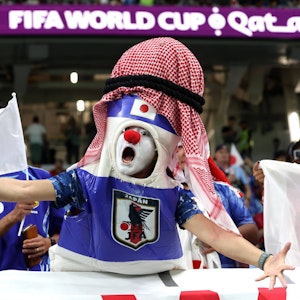 Ein verkleideter Japan-Fan beim WM-Achtelfinale 2022 gegen Kroatien.