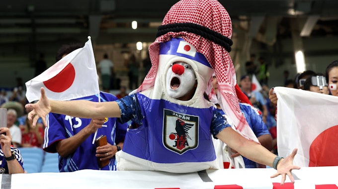 Ein verkleideter Japan-Fan beim WM-Achtelfinale 2022 gegen Kroatien.