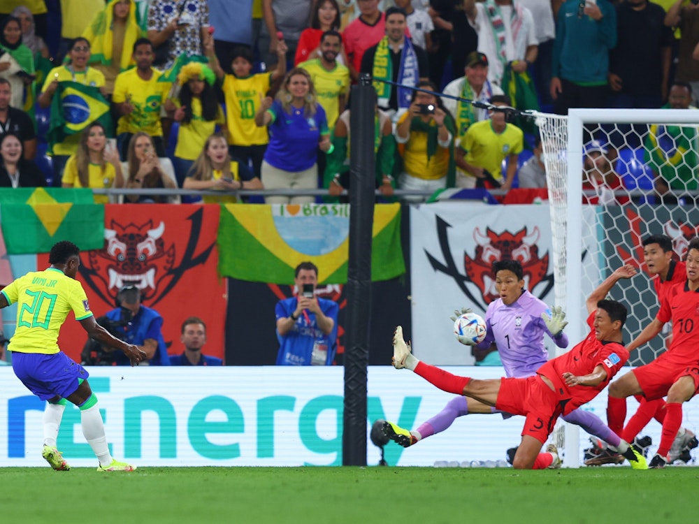 Vinicius Junior erzielt das Tor zum 1:0 für Brasilien im WM-Achtelfinale gegen Südkorea.