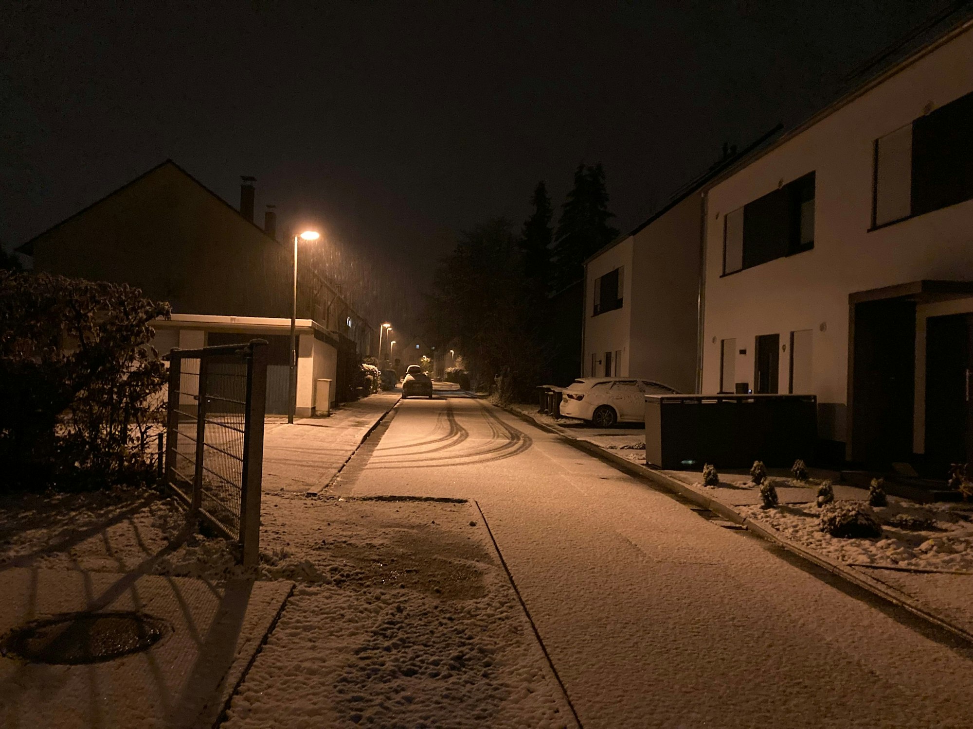 Im Ortsteil Buisdorf in Sankt Augustin (Rhein-Sieg-Kreis) liegt eine dünne Schneedecke auf der Straßen.