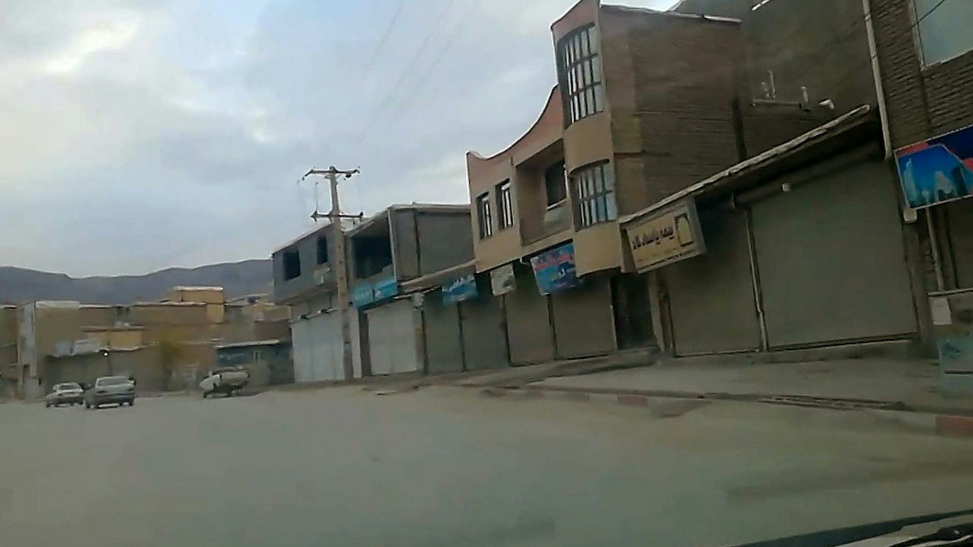 Ein Screenshot zeigt geschlossene Läden in der Stadt Sanandaj im Westen des Irans.