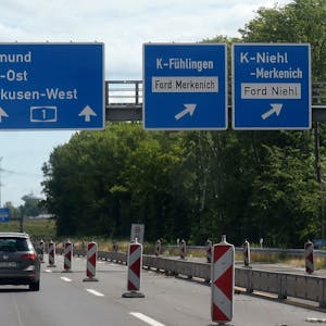 Anschlussstelle Niehl der A1 in Fahrtrichtung Dortmund. Dort wird es einen nächtlichen Engpass wegen neuer Verkehrsführung an der Anschlussstelle Köln-Niehl geben. Es wird nur eine durchgängige Fahrspur freigegeben.