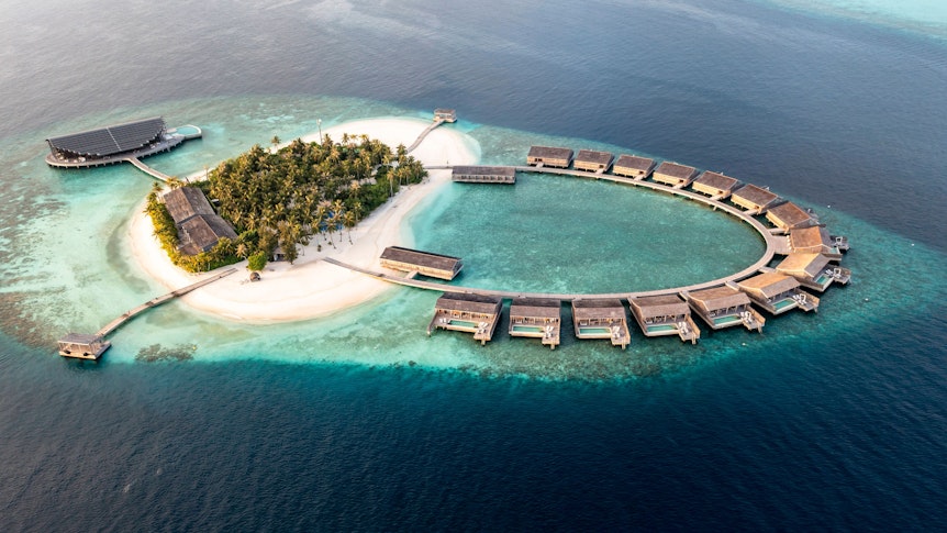 Traumurlaub auf den Malediven: Hier ist das Lhaviyani-Atoll, genauer gesagt Kudadoo Island im Indischen Ozean samt Touristen-Bereich am 23. September 2022 zu sehen. Die im Halbkreis angelegten Unterkünfte sind von Meerwasser umgeben.