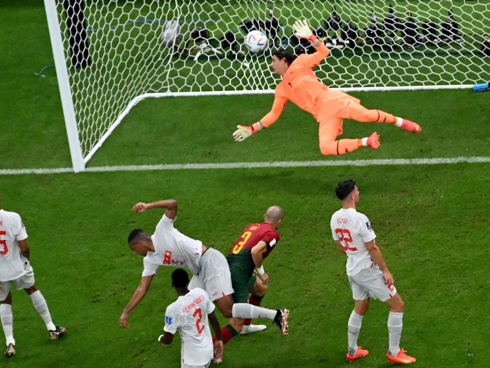 Pepe erzielt das Tor zum 2:0 für Portugal im WM-Achtelfinale gegen die Schweiz.