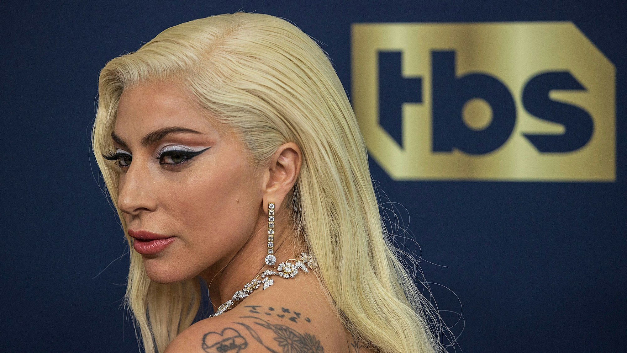 Sängerin und Schauspielerin Lady Gaga trifft zur 28. Verleihung der Screen Actors Guild Awards am Barker Hangar ein. (zu dpa Lady Gaga bestätigt Rolle in «Joker»-Fortsetzung) +++ dpa-Bildfunk +++