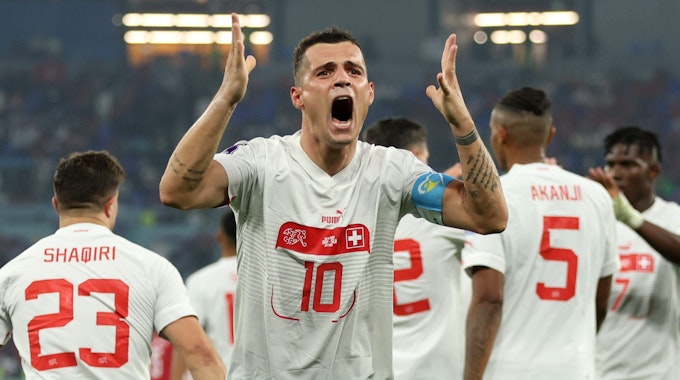 Granit Xhaka bejubelt das 3:0 für die Schweiz im WM-Vorrundenspiel gegen Serbien am 2. Dezember 2022.