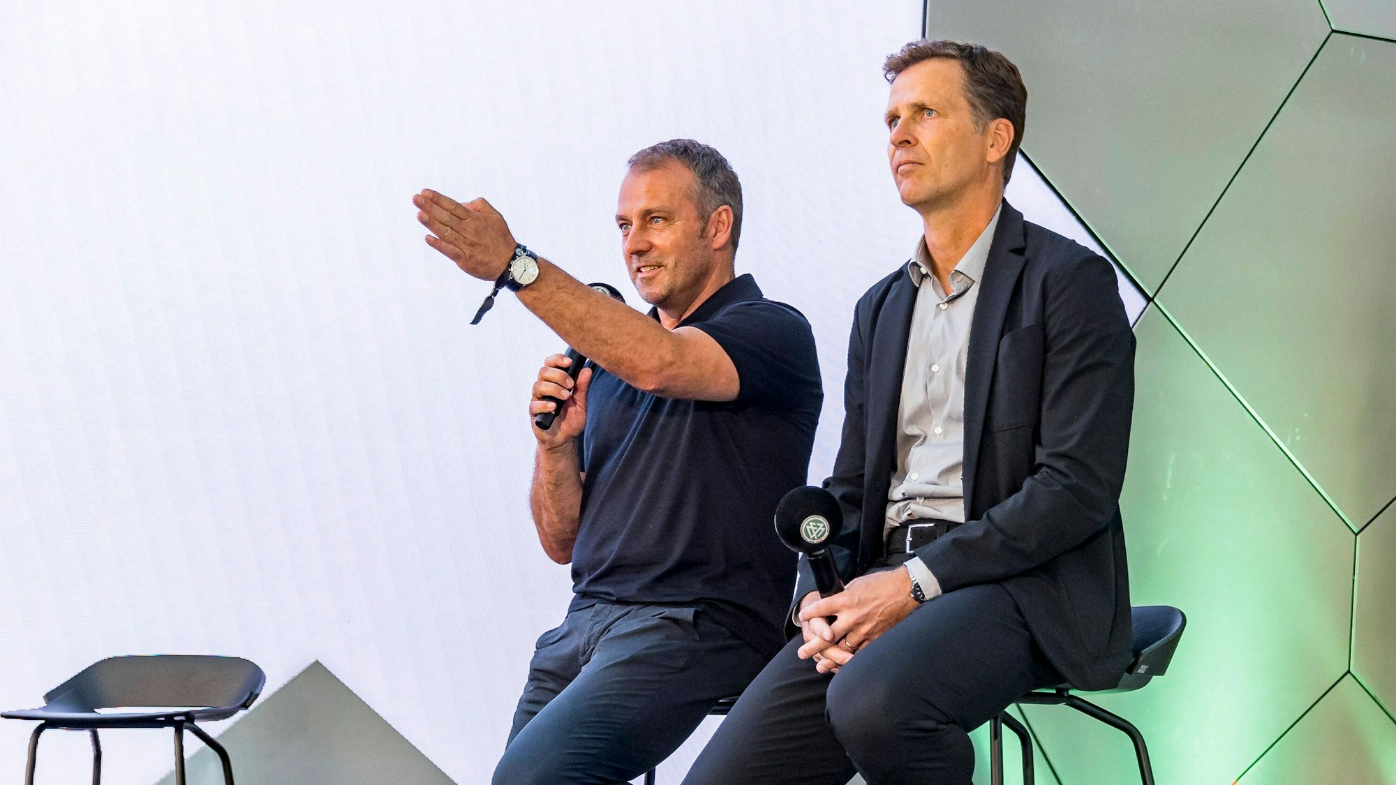 Bei der Eröffnung der DFB-Akademie in Frankfurt blicken Bundestrainer Hansi Flick und DFB-Direktor Oliver Bierhoff in die Zukunft.