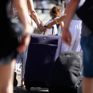 Menschen mit Koffern stehen am Flughafen Palma de Mallorca.