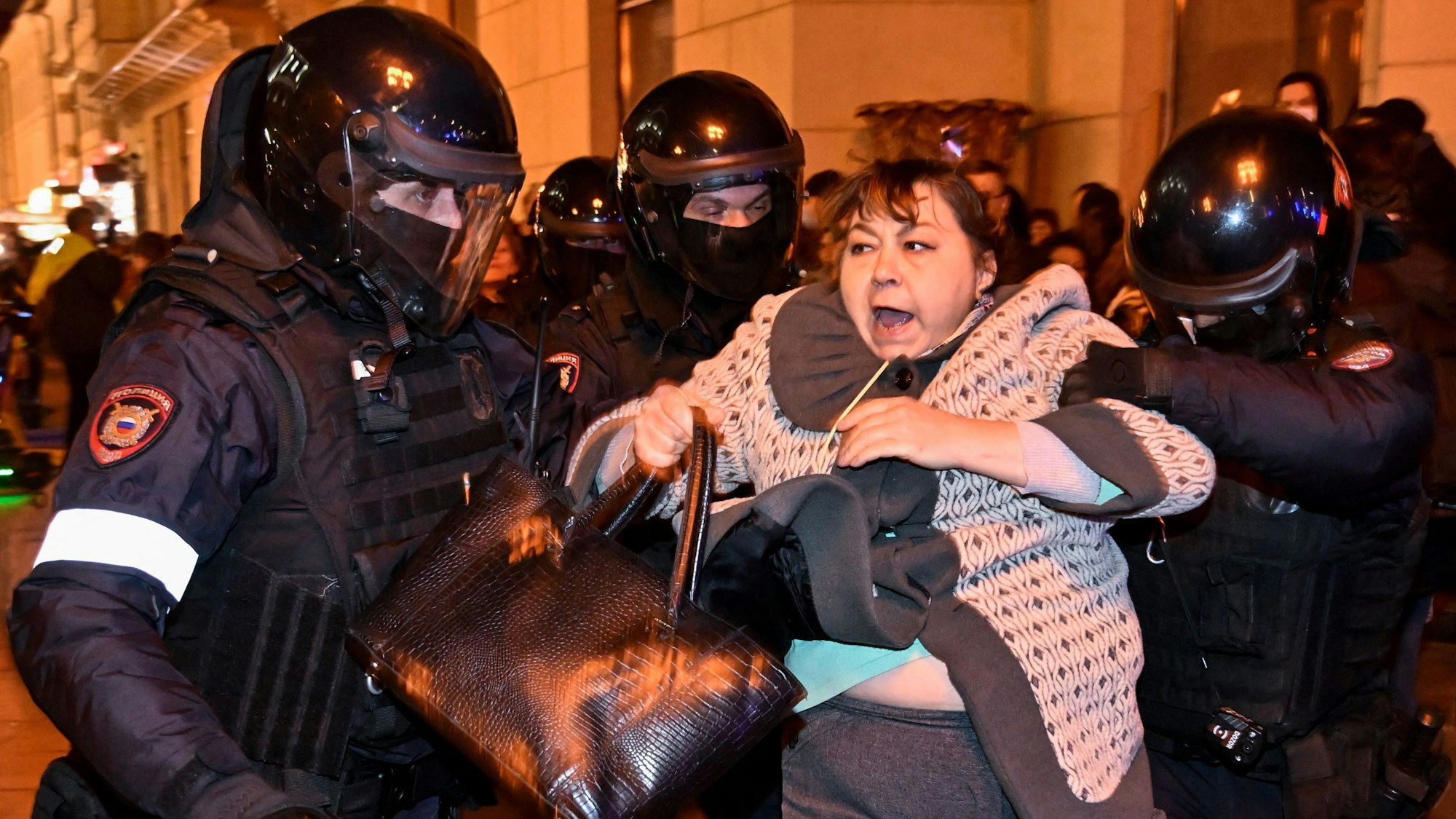 Moskau, September 2022: Die Polizei geht nach der Teilmobilmachung in Russland gegen eine Demonstrantin vor.