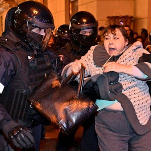 Moskau, September 2022: Die Polizei geht nach der Teilmobilmachung in Russland gegen eine Demonstrantin vor.