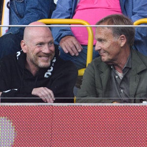 Berater Matthias Sammer (l) und Dortmunds Geschäftsführer Hans-Joachim Watzke verfolgen das Spiel von der Tribüne aus.
