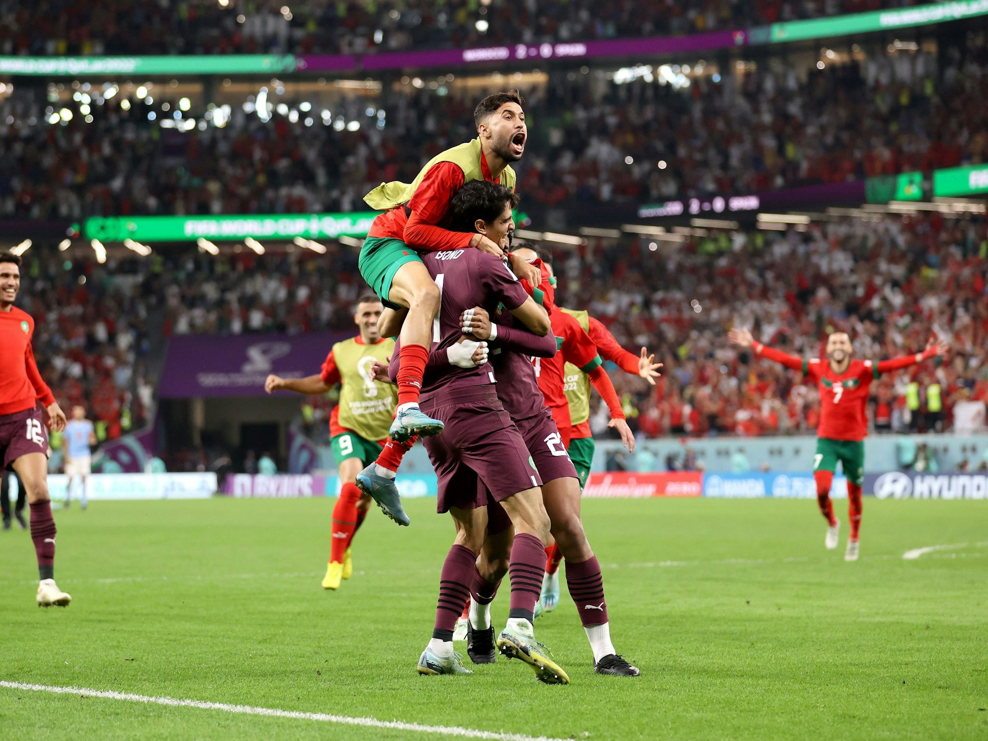 Marokkos Fußball-Nationalmannschaft jubelt nach dem Sieg im WM-Achtelfinale gegen Spanien.