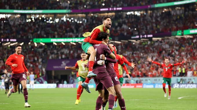 Marokkos Fußball-Nationalmannschaft jubelt nach dem Sieg im WM-Achtelfinale gegen Spanien.
