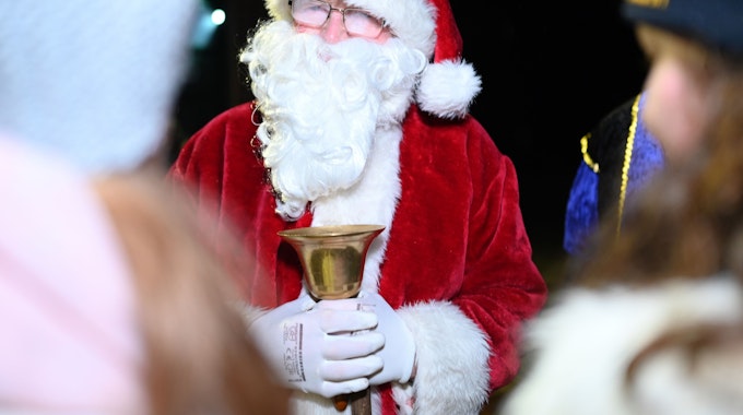 Der Nikolaus beschenkt Kinder im Rheiderland.