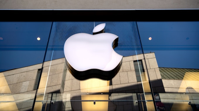 Das Symbolfoto zeigt das Apple-Logo auf einer Glasfassade.