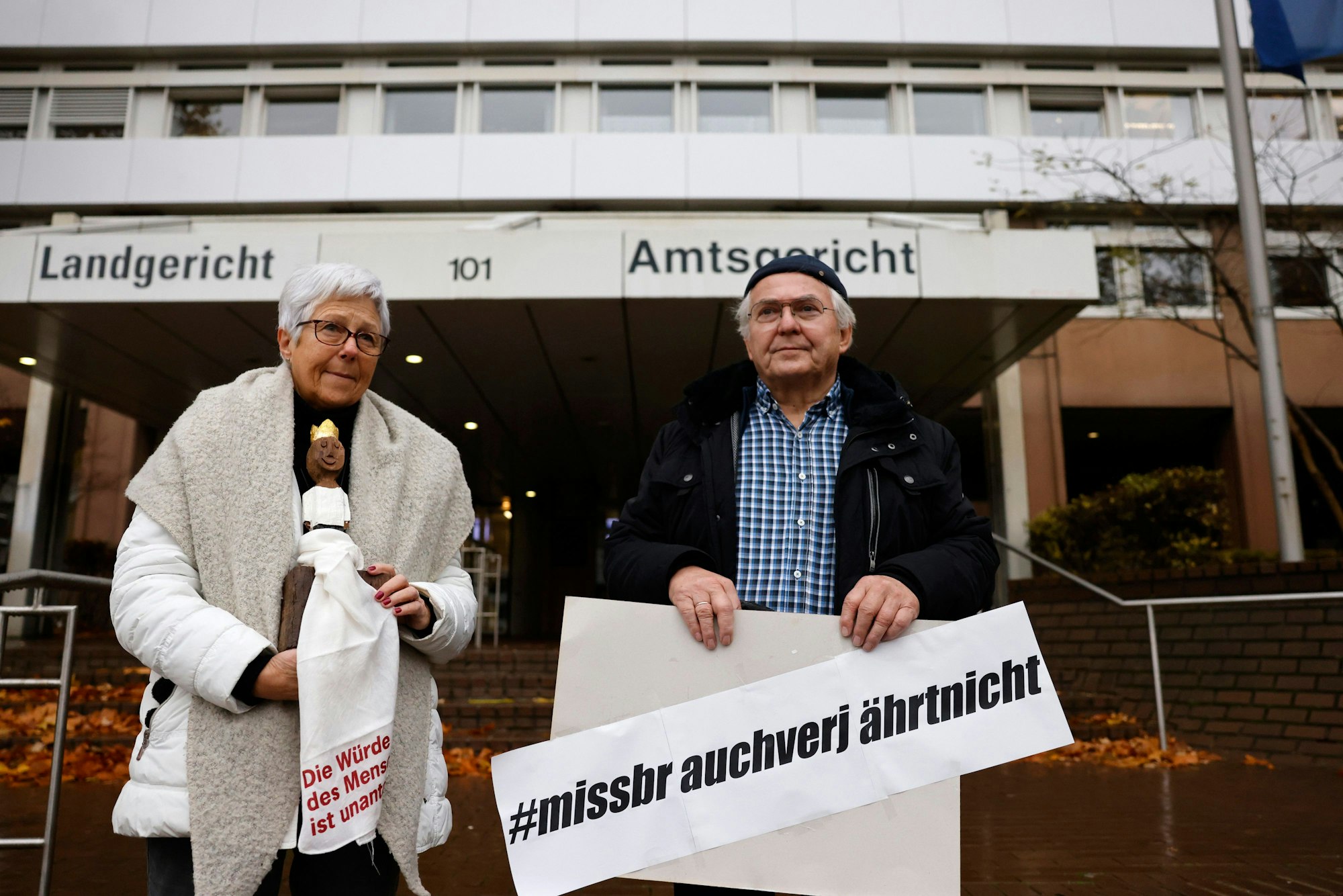Unterstützer von Kläger Georg Menne vor dem Landgericht Köln