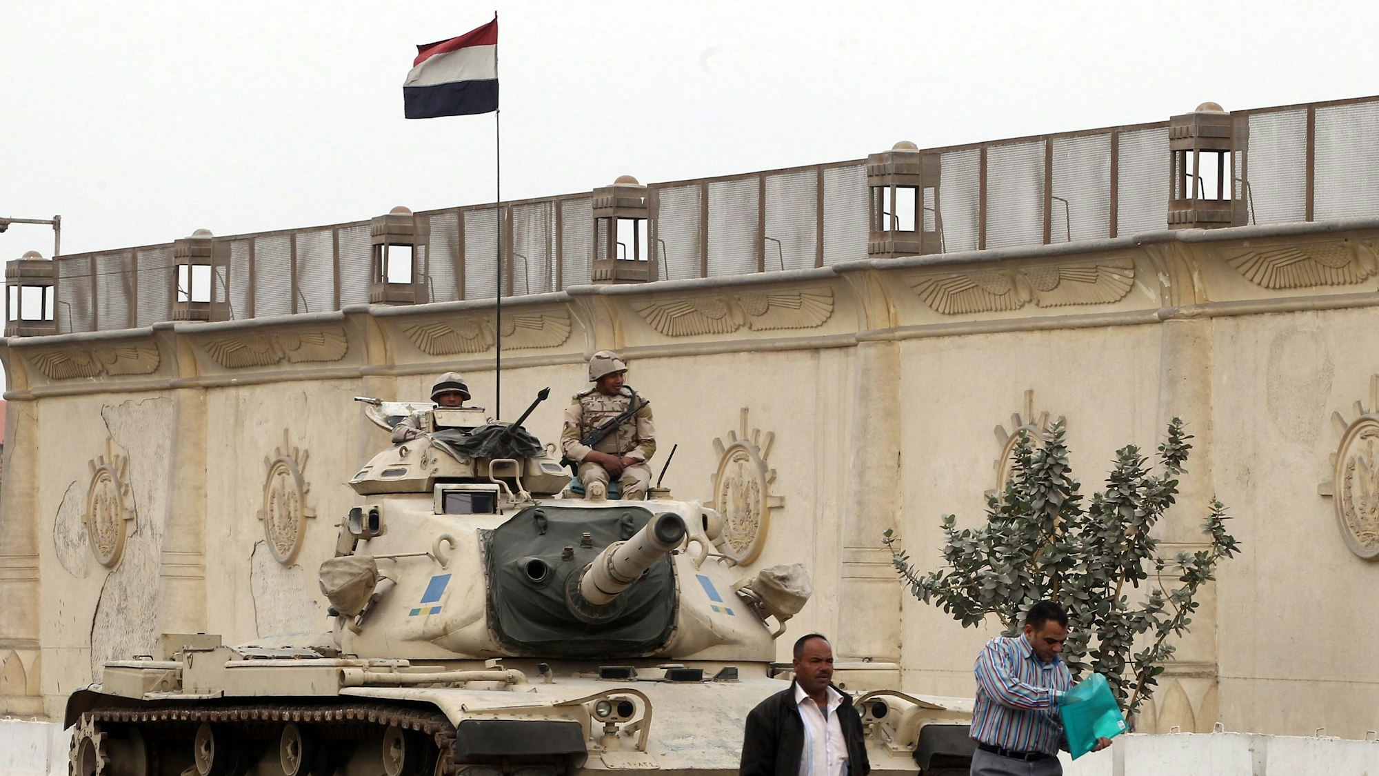 Ägyptische Soldaten sitzen auf einem Armeepanzer vor dem Tora-Gefängnis.