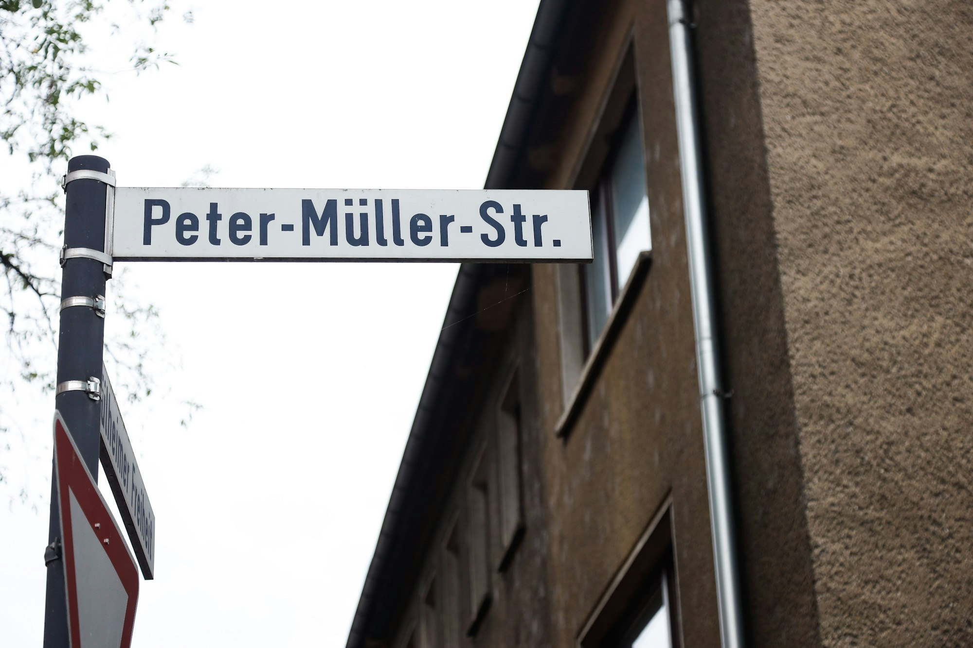 Straßenschild der Peter-Müller-Straße in Köln-Mülheim.