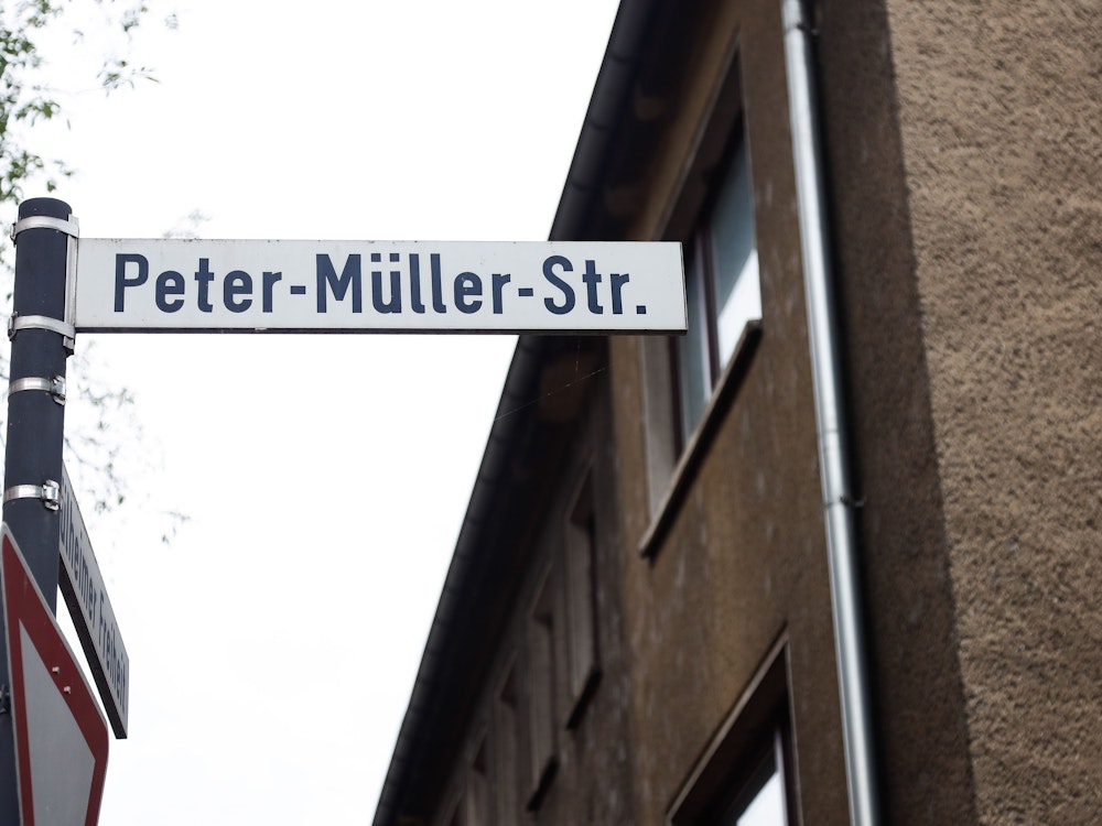 Straßenschild der Peter-Müller-Straße in Köln-Mülheim.