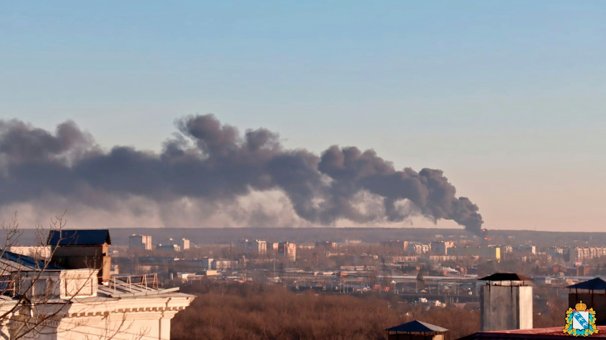 Rauch steigt aus dem Flughafen Kursk auf. Ein Feuer, brach auf dem Flughafen an der Grenze zur Ukraine aus, laut russischen Angaben handelt es sich um einen Drohnenangriff.