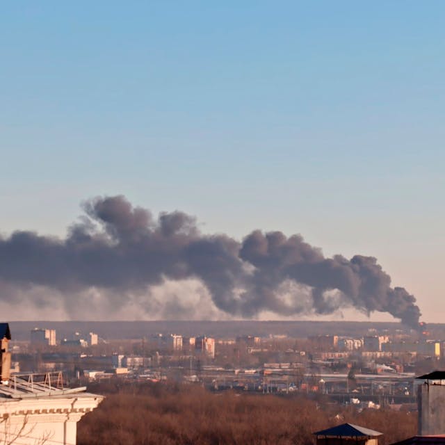Rauch steigt aus dem Flughafen Kursk auf. Ein Feuer, brach auf dem Flughafen an der Grenze zur Ukraine aus, laut russischen Angaben handelt es sich um einen Drohnenangriff.