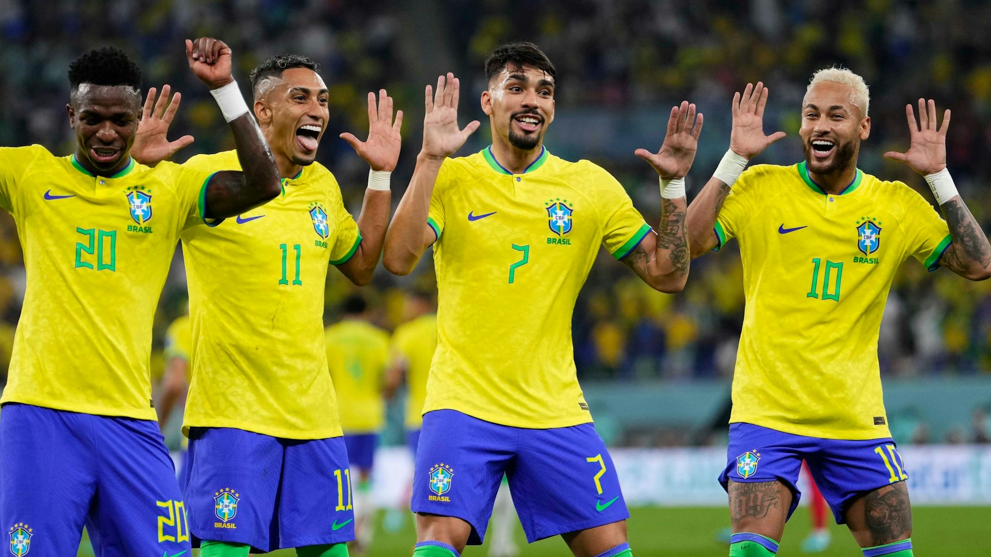 Brasiliens Neymar (r-l) feiert mit Lucas Paqueta, Raphinha und Vinicius Junior sein Tor zum 2-0.



Brasiliens Fußballer jubeln und tanzen.