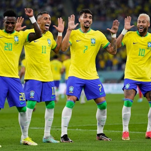 Brasiliens Neymar (r-l) feiert mit Lucas Paqueta, Raphinha und Vinicius Junior sein Tor zum 2-0. Brasiliens Fußballer jubeln und tanzen.