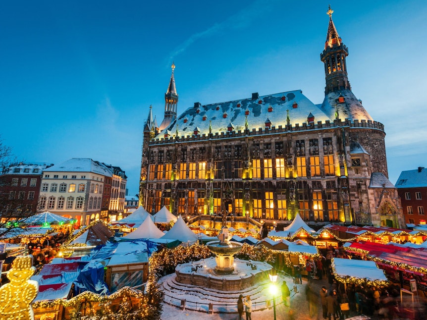 Der Weihnachtsmarkt in Aachen zieht jedes Jahr ein bunt gemischtes Publikum an.