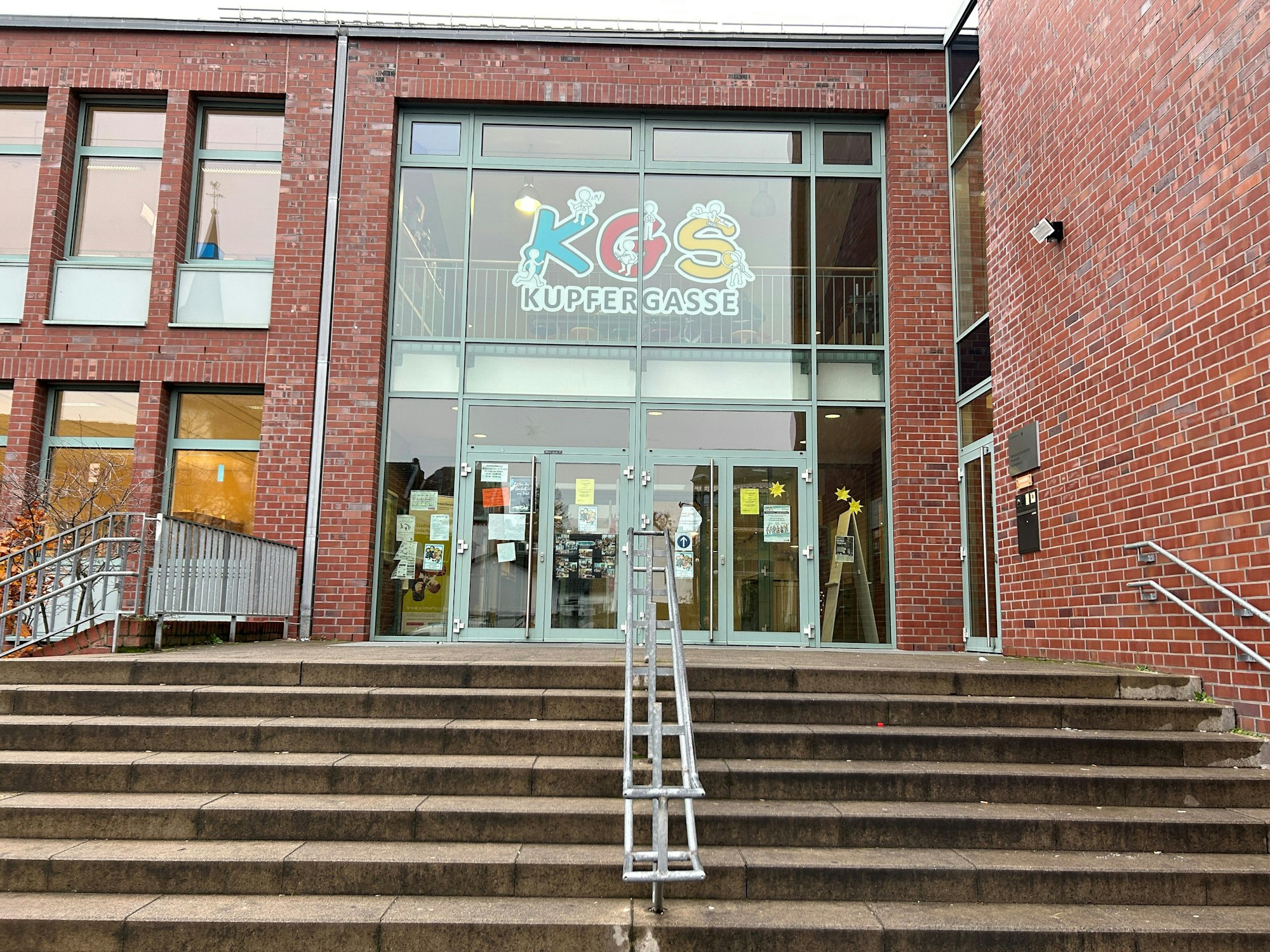 Blick auf den Eingangsbereich der Grundschule KGS Kup­fer­gasse in Urbach.