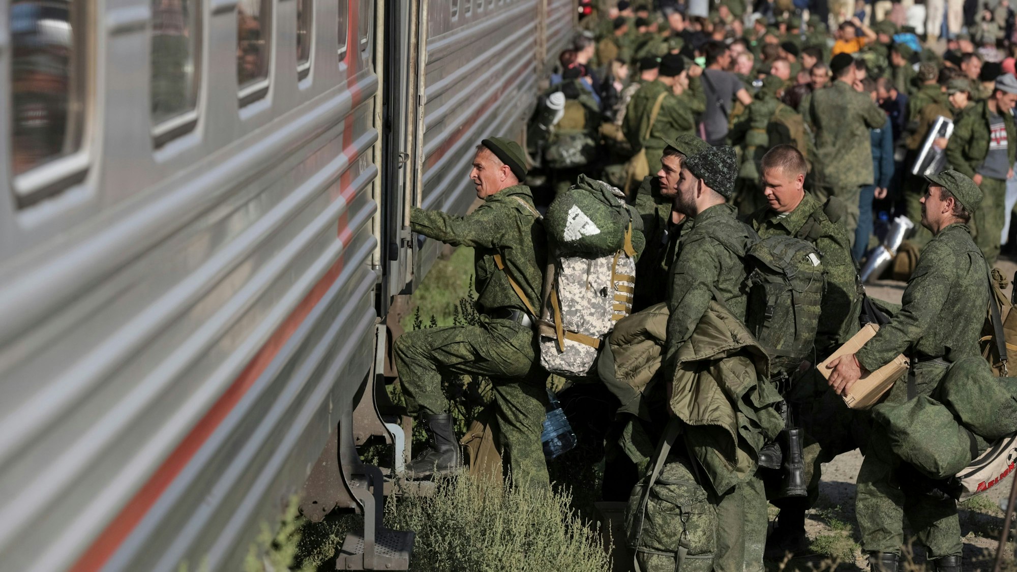 Russland, Prudboi: Russische Rekruten steigen Ende September auf einem Bahnhof in der russischen Region Wolgograd in einen Zug. Der russische Präsident Putin hat eine Woche nach dem Start der Teilmobilmachung für seinen Krieg gegen die Ukraine Fehler bei der Einberufung von Reservisten kritisiert.