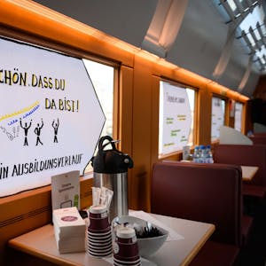 Auf einem Tisch im Bordbistro der Deutschen Bahn stehen Einwegbecher, eine Kaffee-Thermoskanne, Zuckertüten und Servietten.
