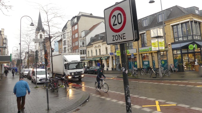 Hinweisschild mit Tempo 20 im Vordergrund, dahinter die befahrene Venloer Straße