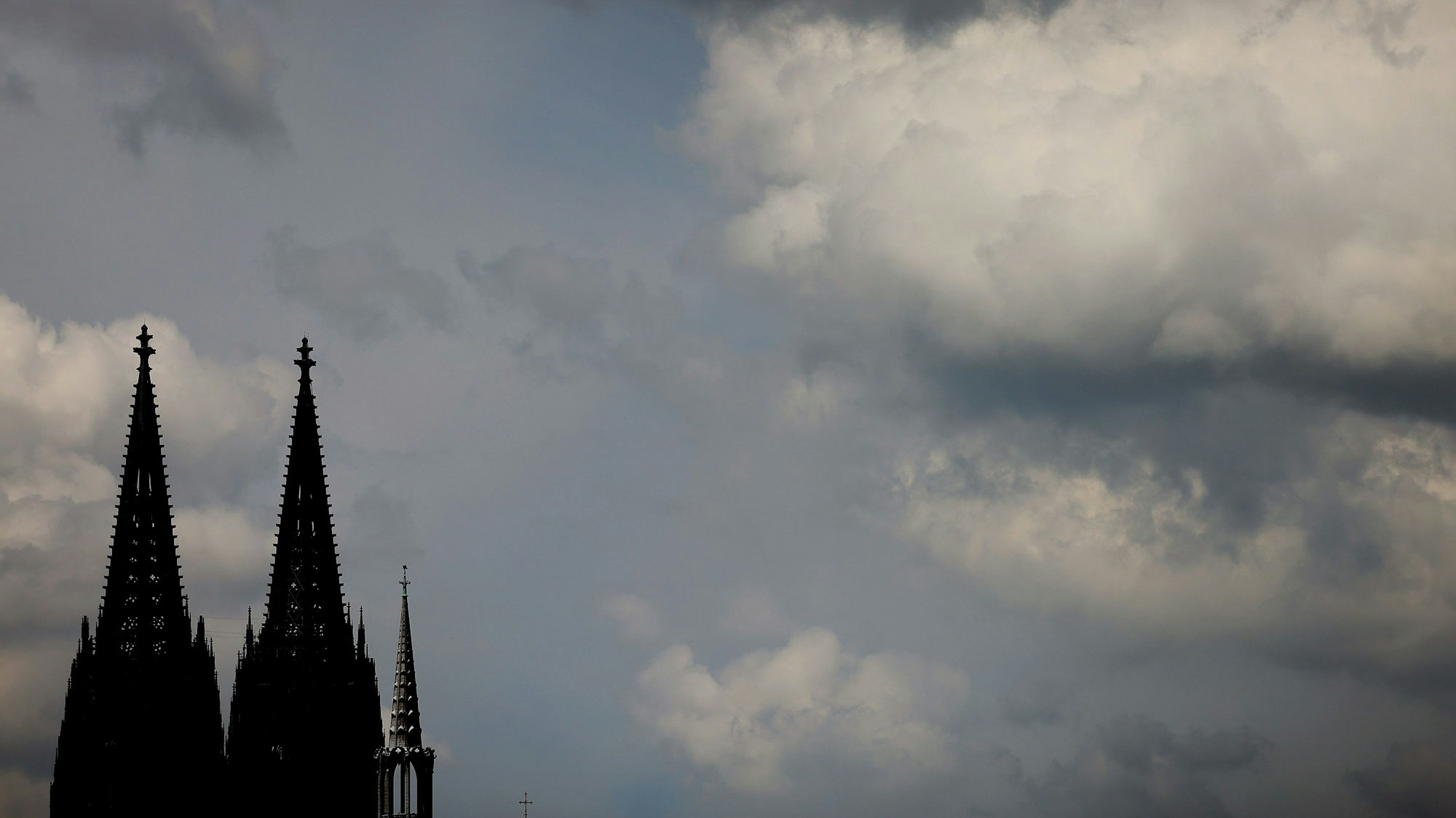 Köln: Wolken ziehen am Dom vorbei.