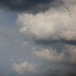 ARCHIV - 28.05.2021, Nordrhein-Westfalen, Köln: Wolken ziehen am Dom vorbei.&nbsp;