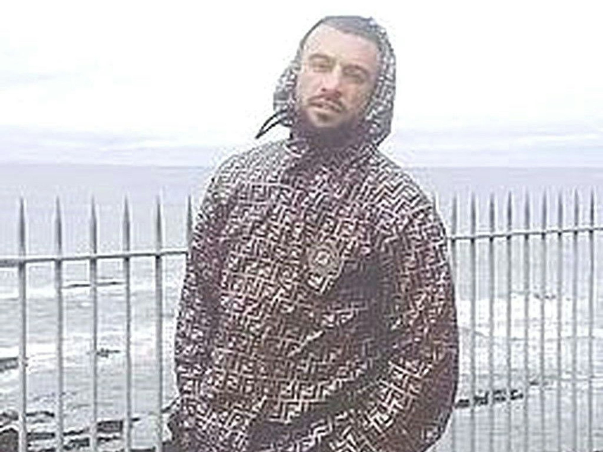 Ein Fahndungsfoto der Kölner Polizei zeigt einen Mann mit auffälliger Jacke.