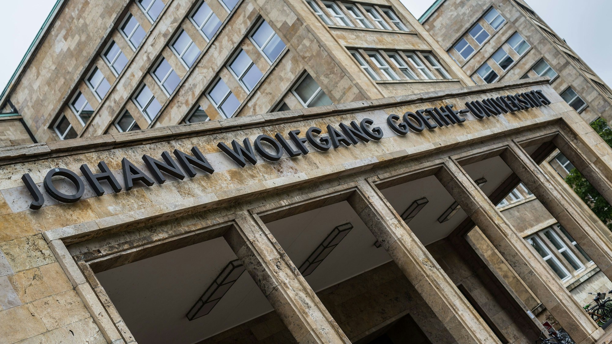 Der Schriftzug «Johann Wolfgang Goethe-Universität» ist auf dem Campus Westend über dem Eingang zum Hauptgebäude zu lesen.