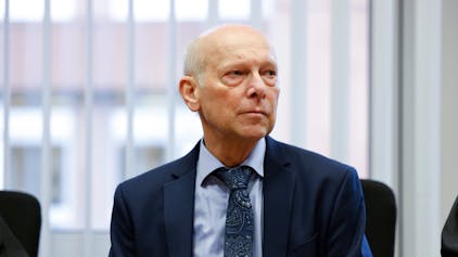 Köln: Kläger Georg Menne sitzt vor der Verhandlung im Gerichtssaal im Landgericht Köln.