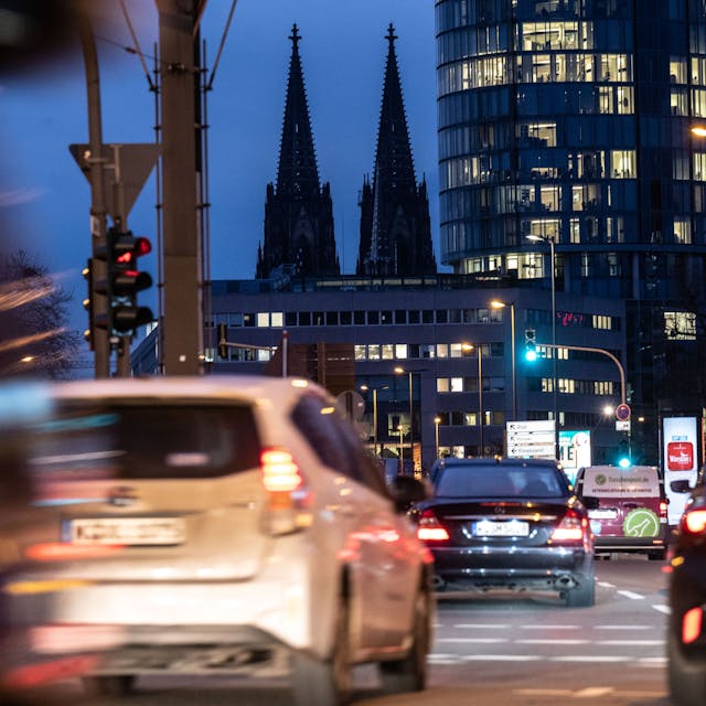 06.12.2021, Köln: Autos im abendlichen Berufsverkehr in Deutz. Wegen der Coronavirus-Pandemie verzichten weiterhin viele auf den Nahverkehr und fahren stattdessen mit dem Auto.